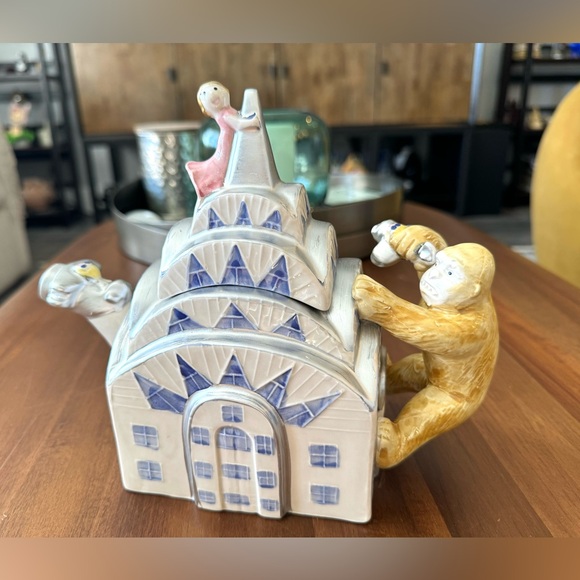 Omnibus King Kong New York Ceramic Tea Pot - Picture 2 of 15